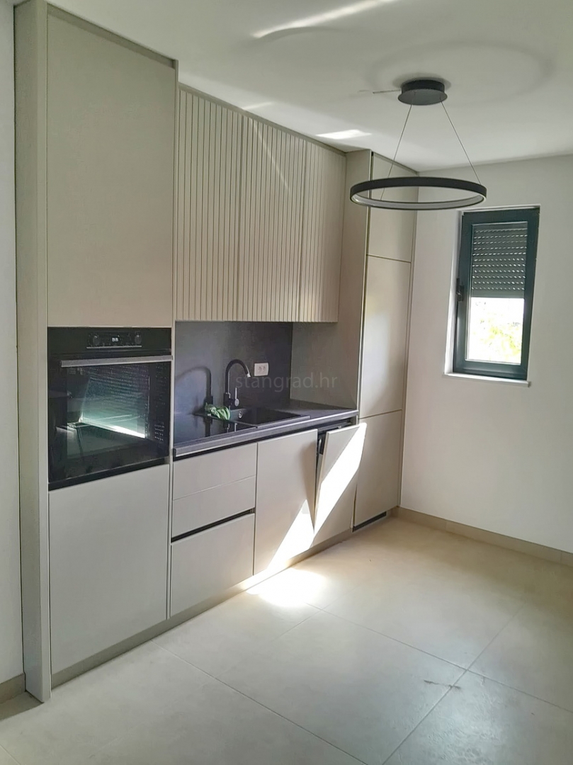 Malinska, nov dupleks apartma z bazenom, 200 m od morja !!