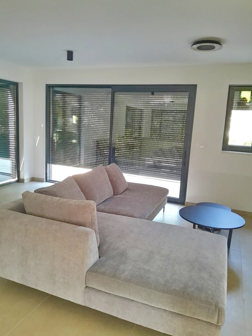 Malinska, nov dupleks apartma z bazenom, 200 m od morja !!