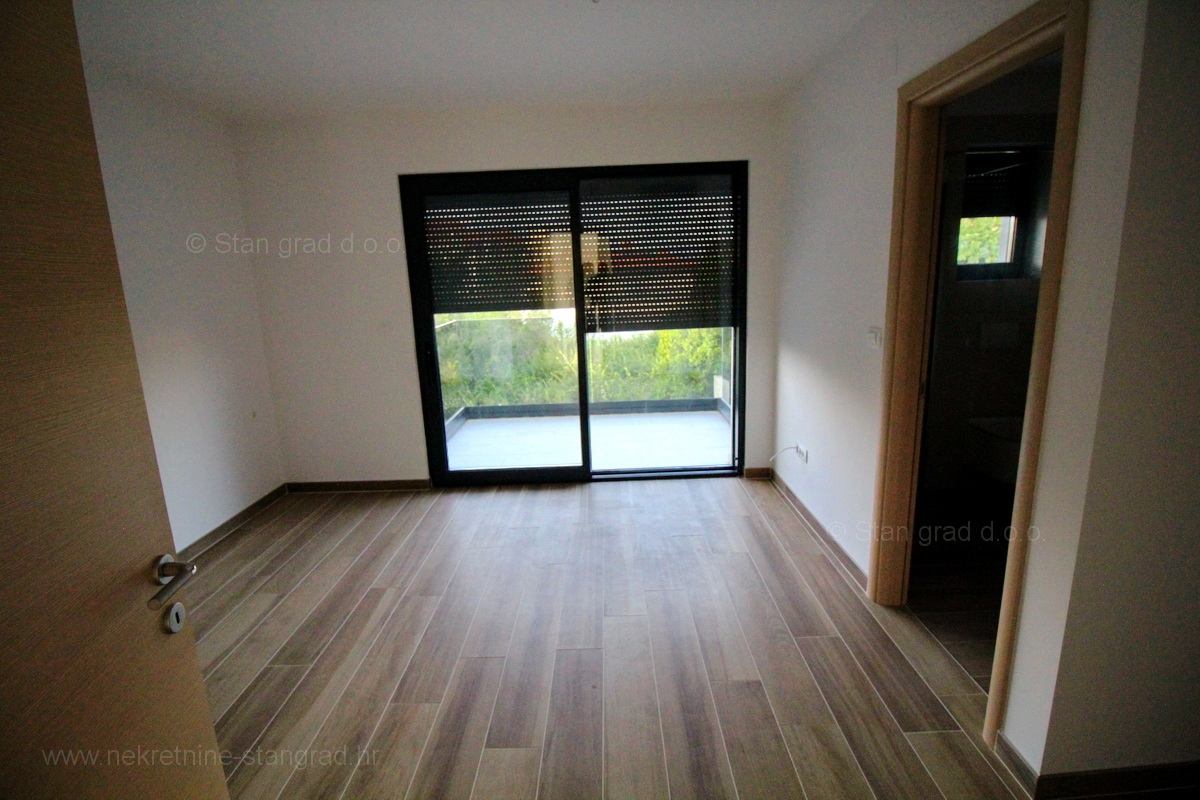 Malinska, nov dupleks apartma z bazenom, 200 m od morja !!