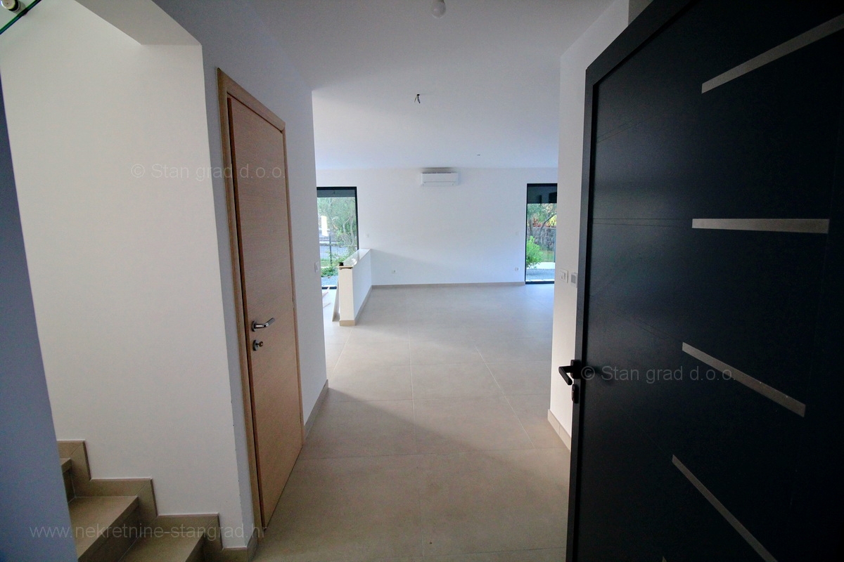 Malinska, nov dupleks apartma z bazenom, 200 m od morja !!