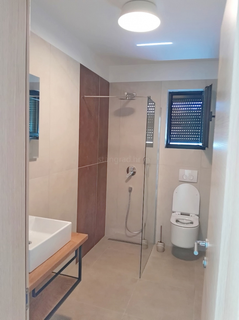 Malinska, nov dupleks apartma z bazenom, 200 m od morja !!