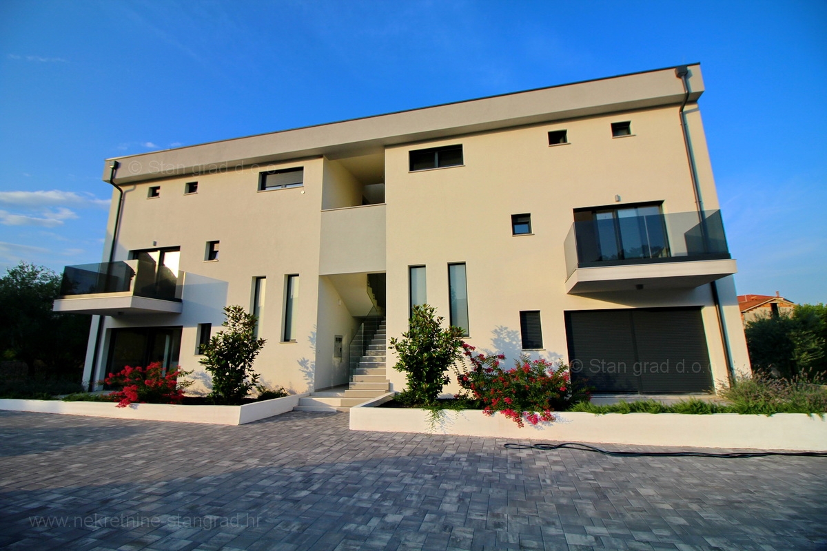 Malinska, nov dupleks apartma z bazenom, 200 m od morja !!