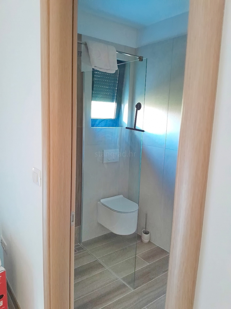 Malinska, nov dupleks apartma z bazenom, 200 m od morja !!