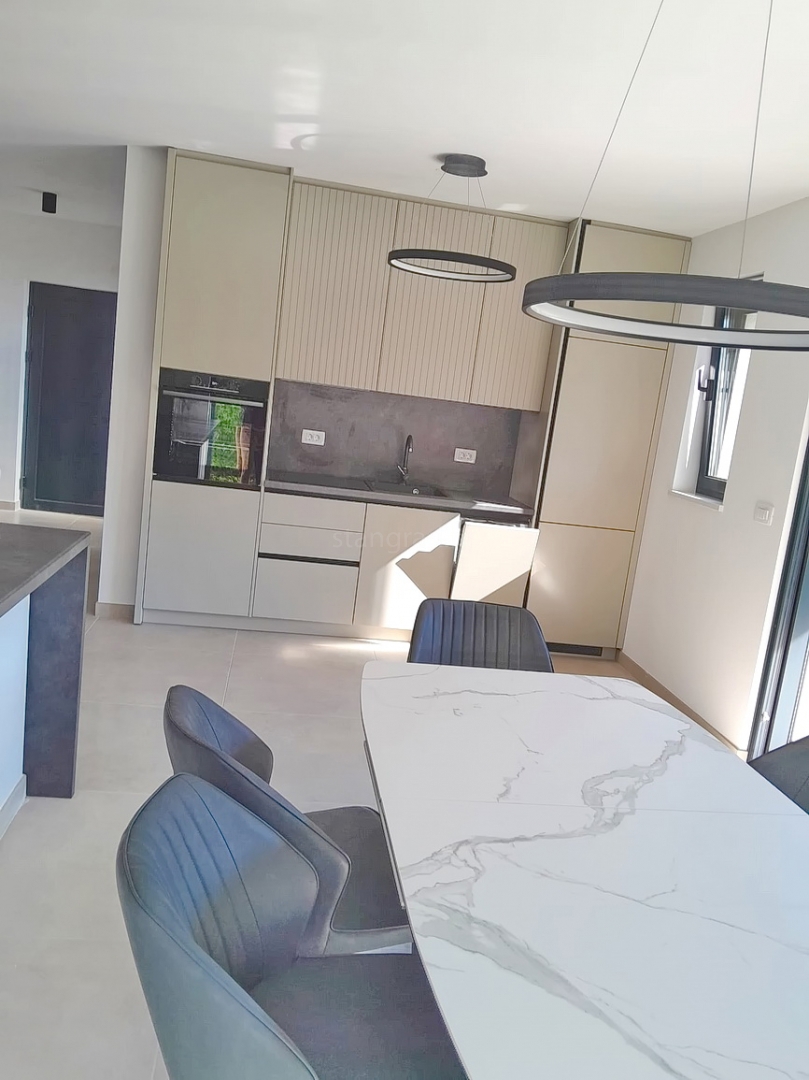 Malinska, nov dupleks apartma z bazenom, 200 m od morja !!