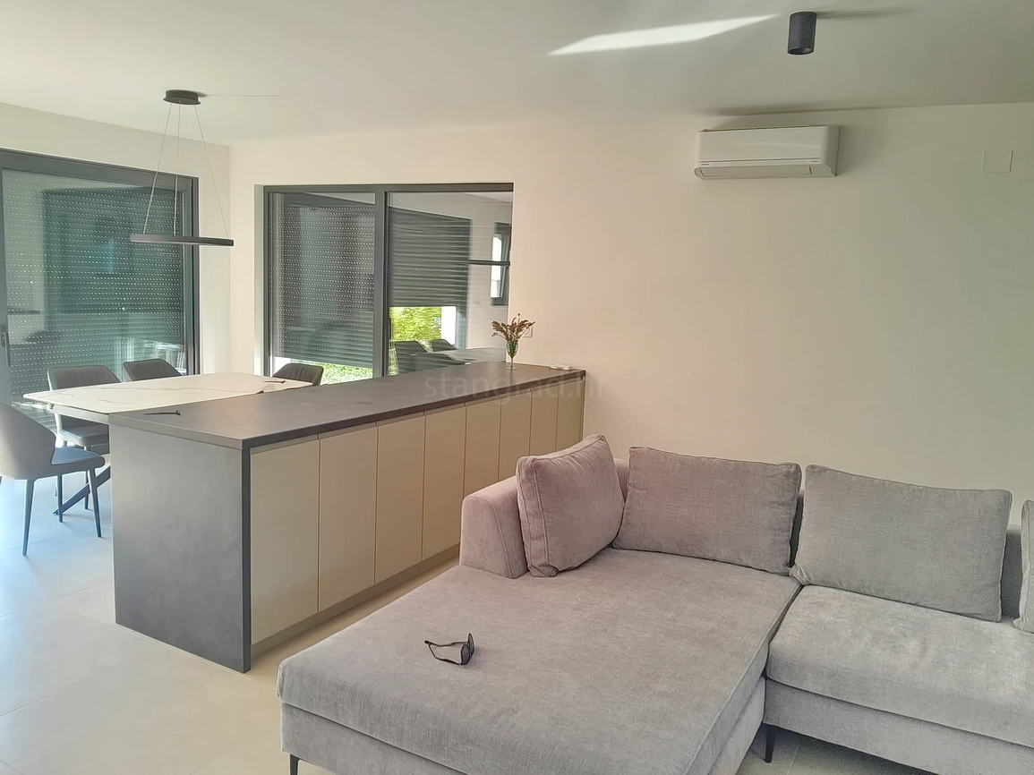 Malinska, nov dupleks apartma z bazenom, 200 m od morja !!