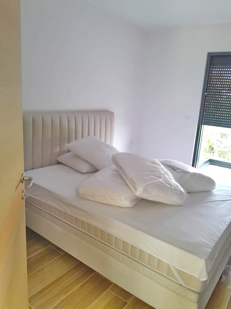 Malinska, nov dupleks apartma z bazenom, 200 m od morja !!