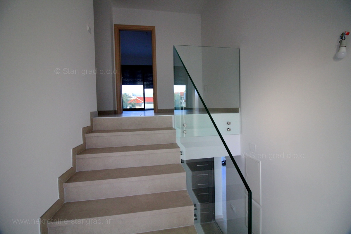 Malinska, nov dupleks apartma z bazenom, 200 m od morja !!