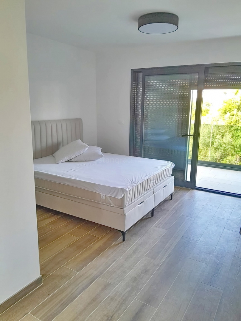 Malinska, nov dupleks apartma z bazenom, 200 m od morja !!