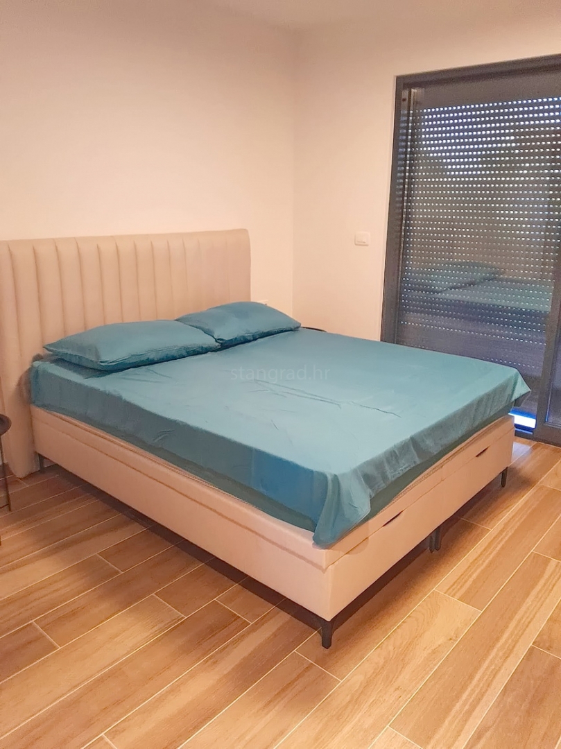 Malinska, nov dupleks apartma z bazenom, 200 m od morja !!