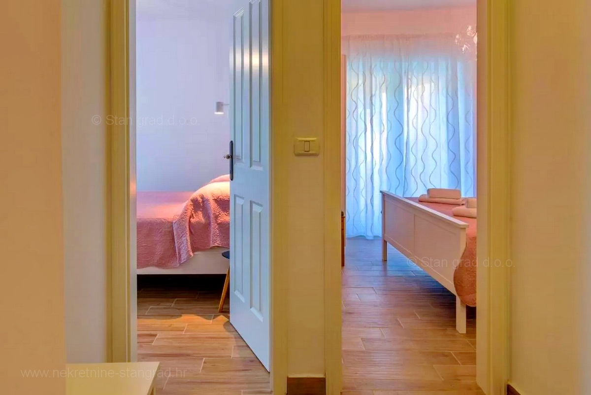 Vrbnik, avtohtona kamnita hiša z vrtom in bazenom