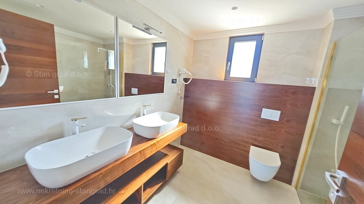 Malinska, novogradnja, moderno zasnovan penthouse s pogledom na morje in bazenom
