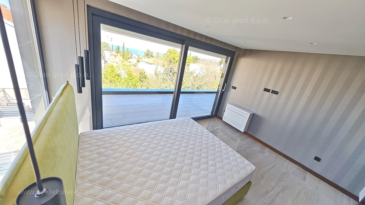 Malinska, novogradnja, moderno zasnovan penthouse s pogledom na morje in bazenom