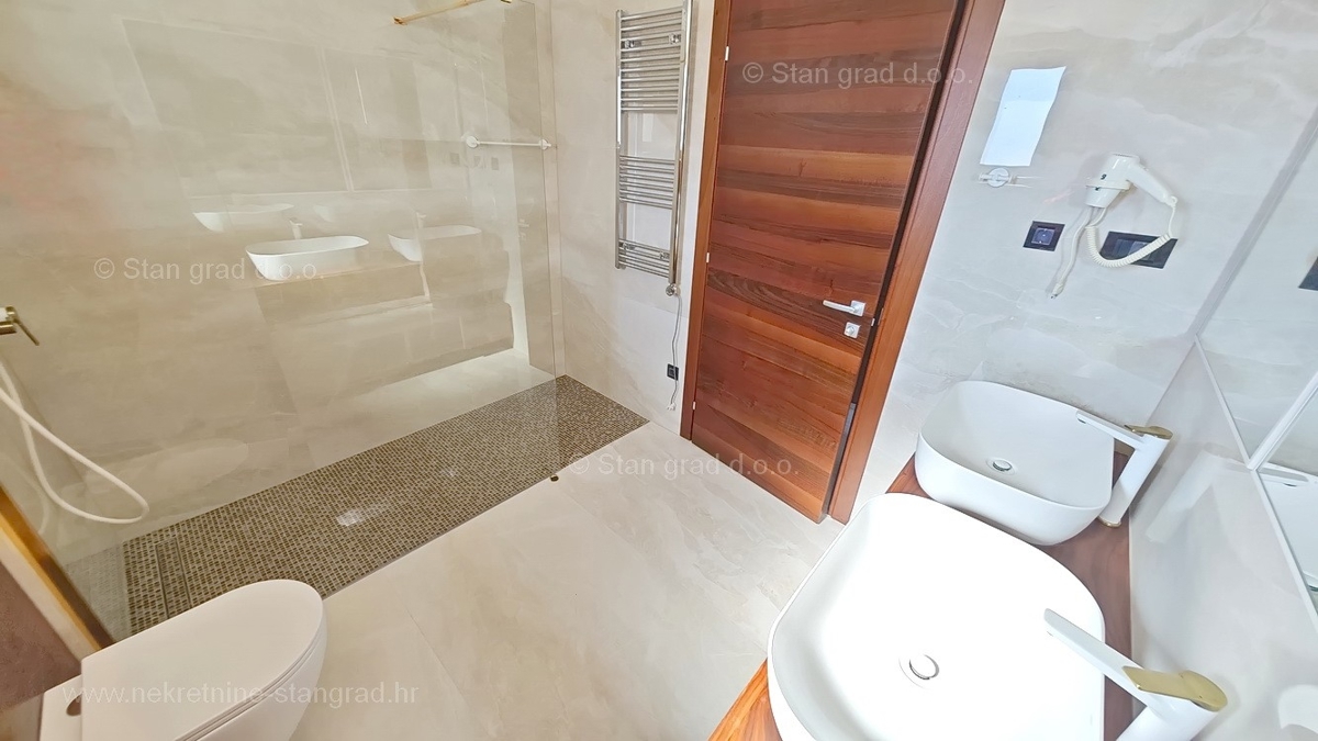 Malinska, novogradnja, moderno zasnovan penthouse s pogledom na morje in bazenom