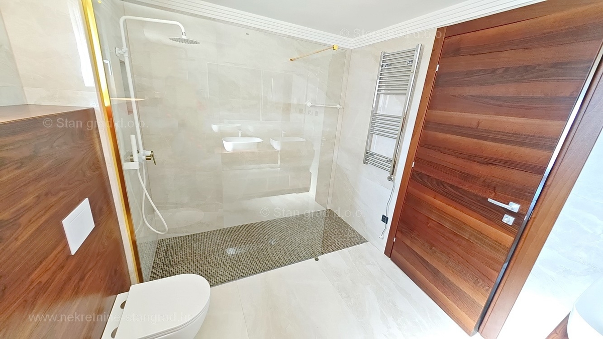 Malinska, novogradnja, moderno zasnovan penthouse s pogledom na morje in bazenom