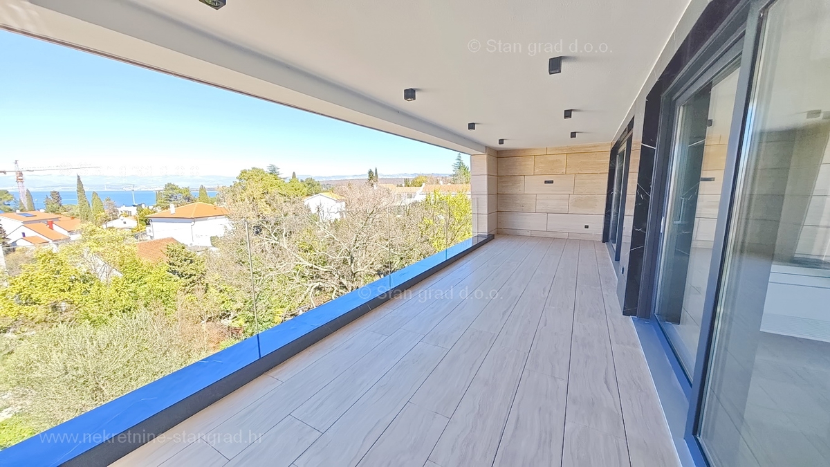 Malinska, novogradnja, moderno zasnovan penthouse s pogledom na morje in bazenom