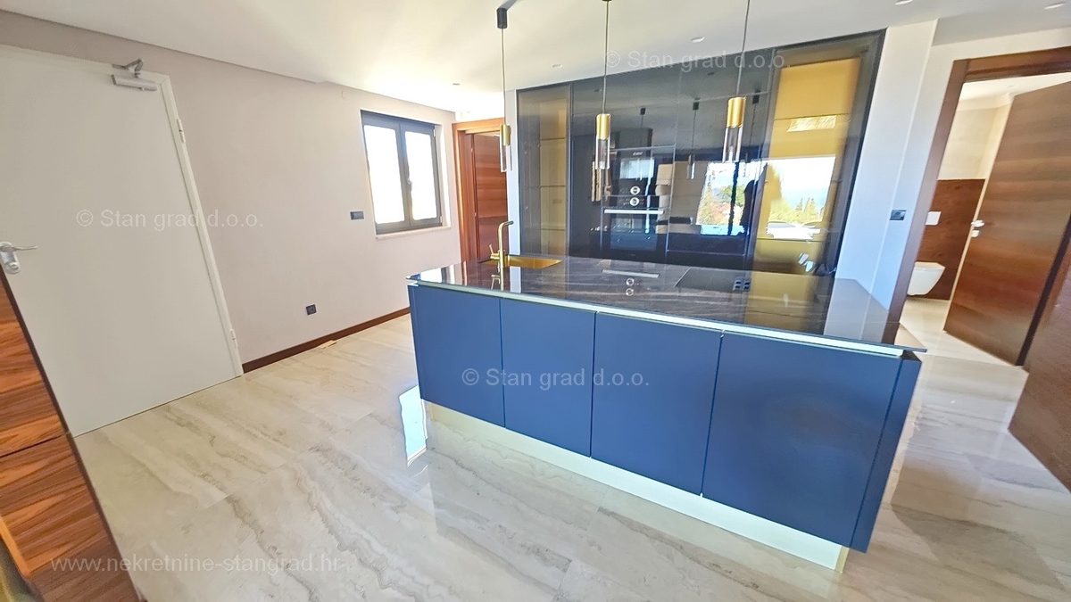 Malinska, novogradnja, moderno zasnovan penthouse s pogledom na morje in bazenom