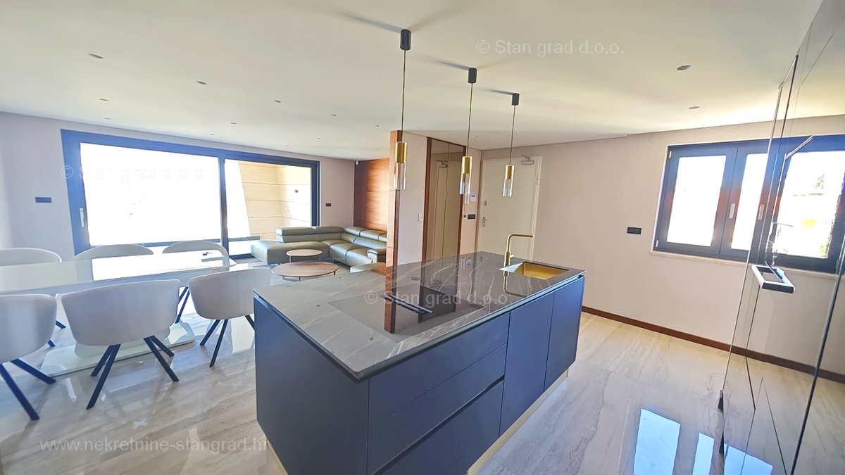 Malinska, novogradnja, moderno zasnovan penthouse s pogledom na morje in bazenom