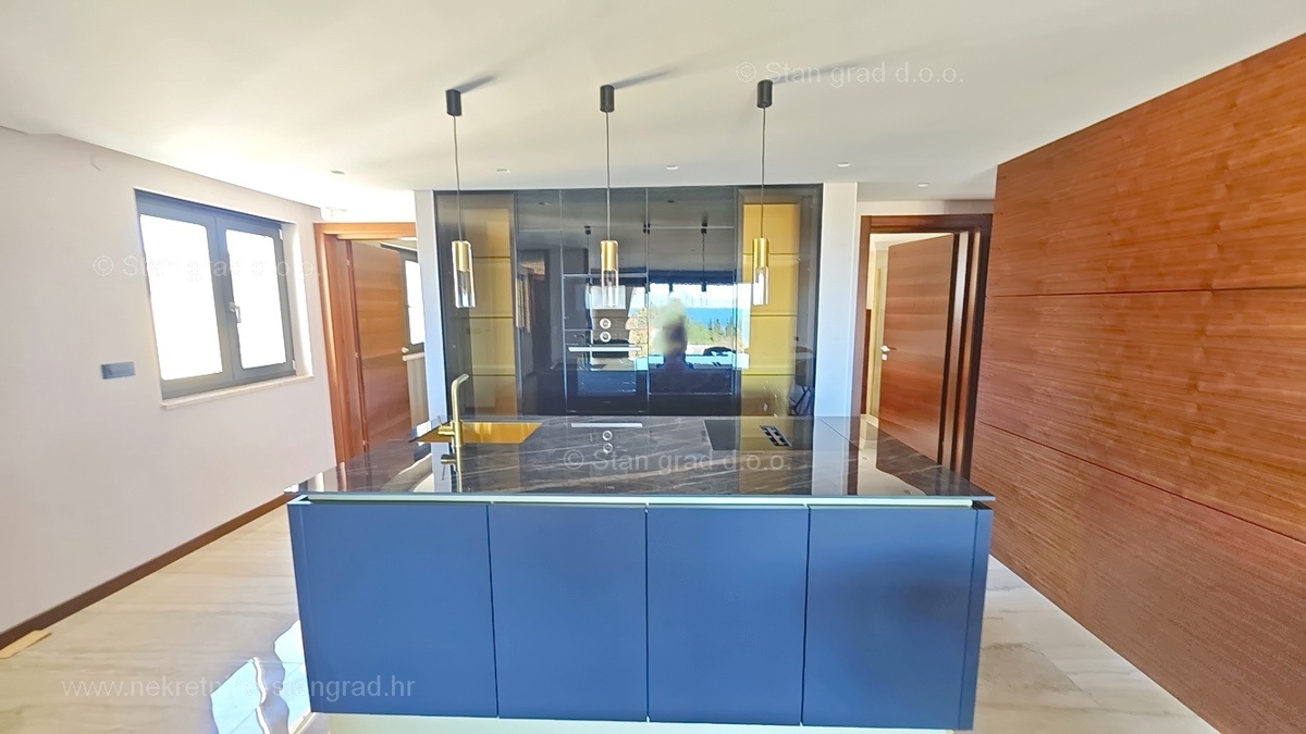 Malinska, novogradnja, moderno zasnovan penthouse s pogledom na morje in bazenom