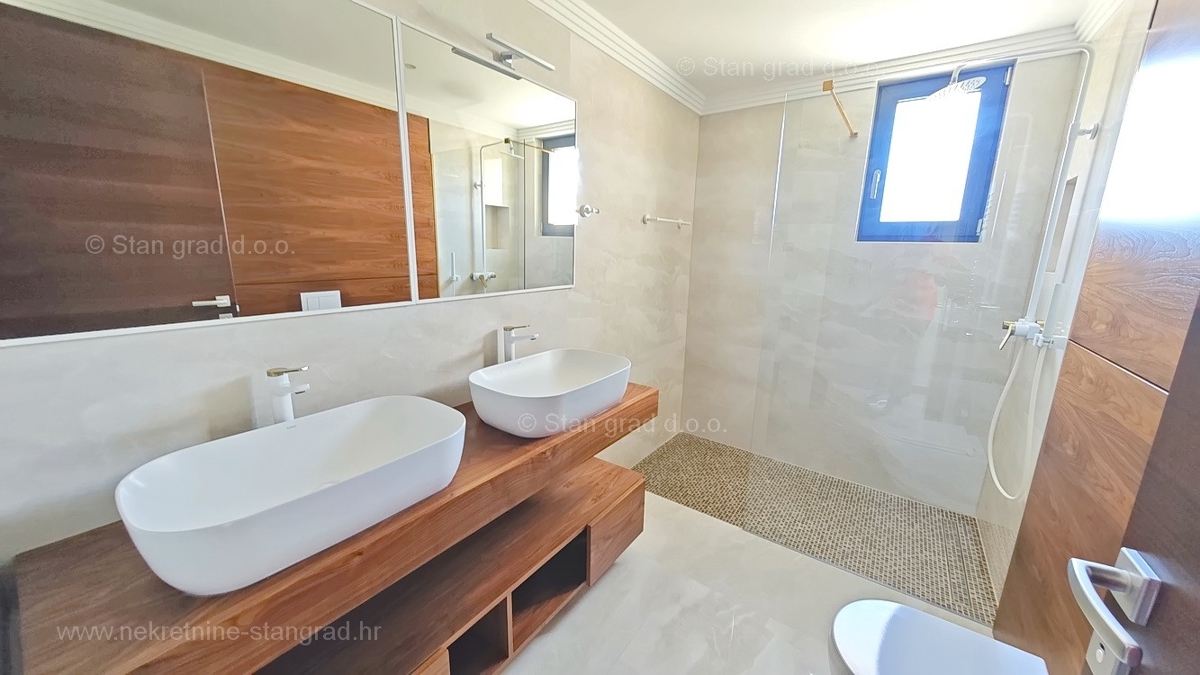 Malinska, novogradnja, moderno zasnovan penthouse s pogledom na morje in bazenom