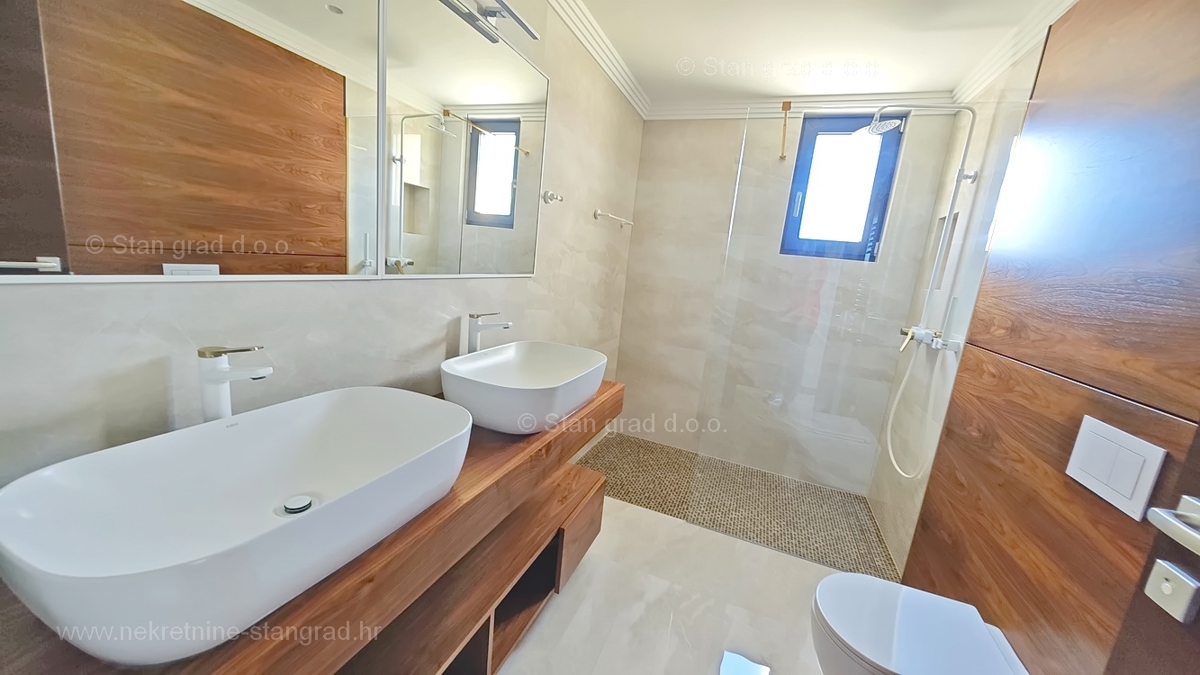Malinska, novogradnja, moderno zasnovan penthouse s pogledom na morje in bazenom