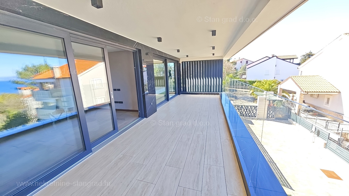 Malinska, novogradnja, moderno zasnovan penthouse s pogledom na morje in bazenom