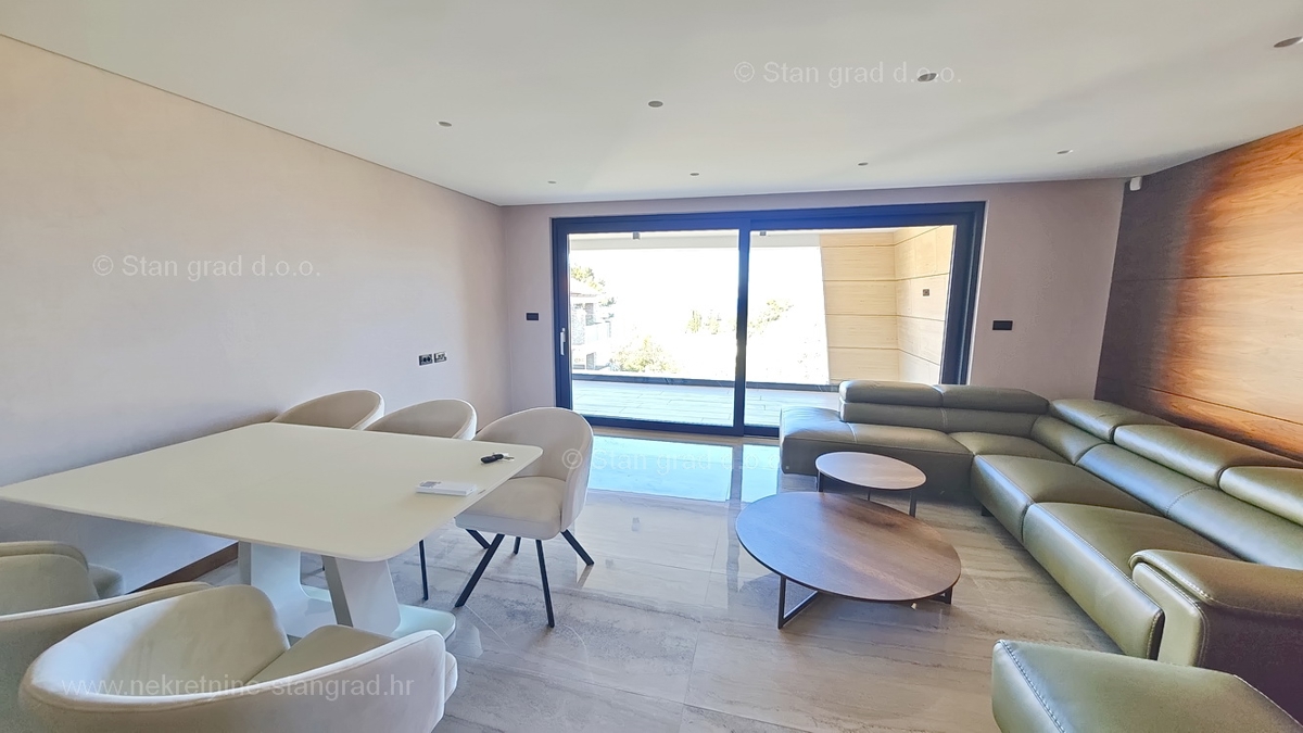 Malinska, novogradnja, moderno zasnovan penthouse s pogledom na morje in bazenom
