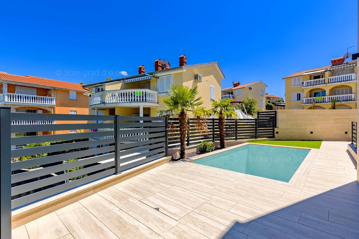 Malinska, novogradnja, moderno zasnovan penthouse s pogledom na morje in bazenom