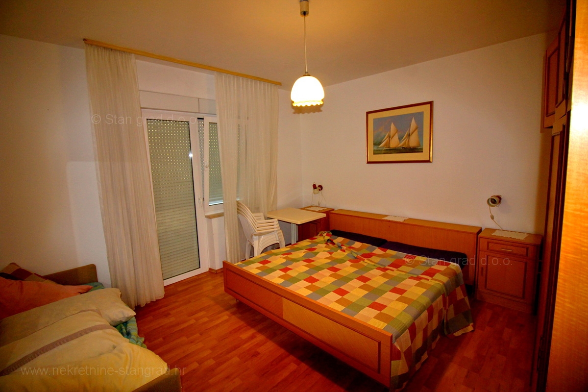 Crikvenica, samostojna hiša s 6 apartmaji v bližini centra in plaže