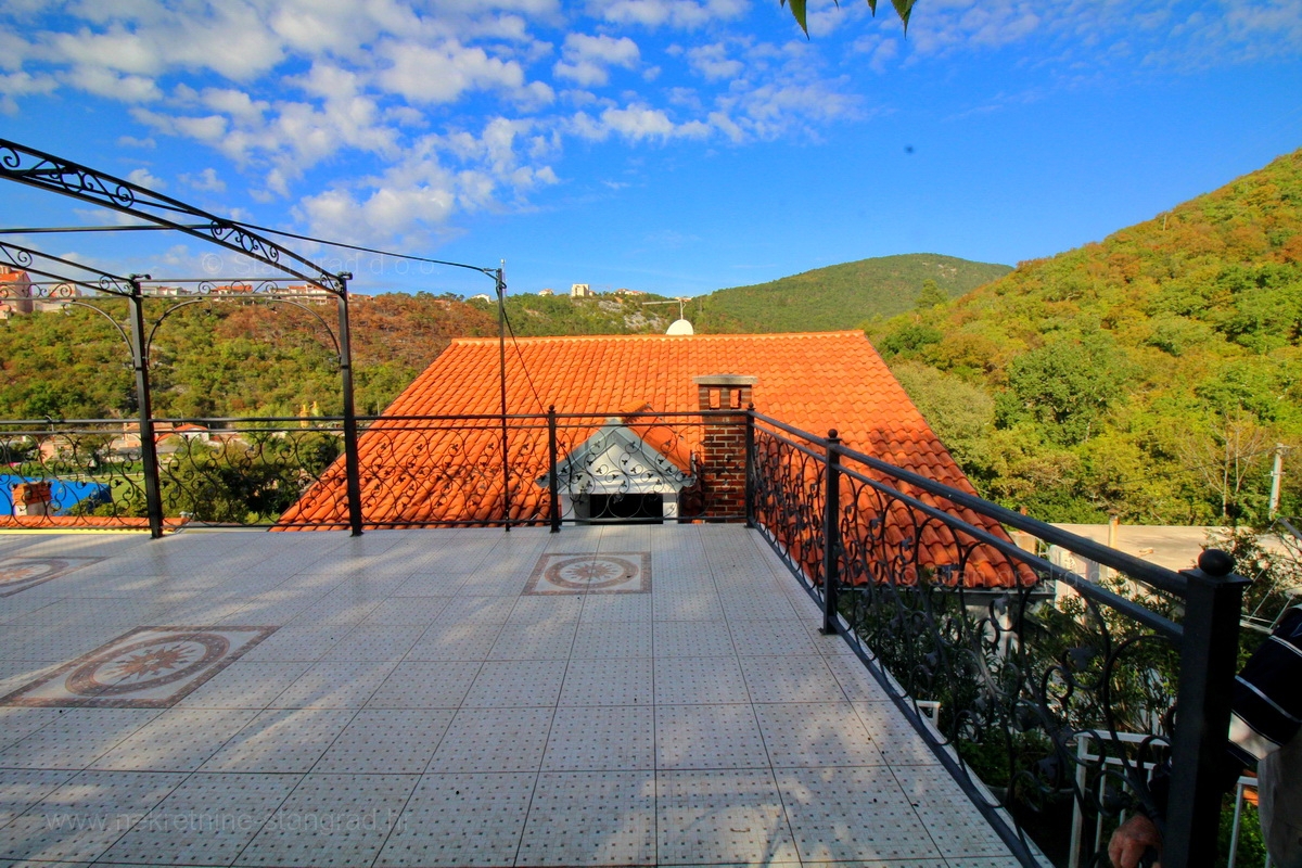 Crikvenica, samostojna hiša s 6 apartmaji v bližini centra in plaže
