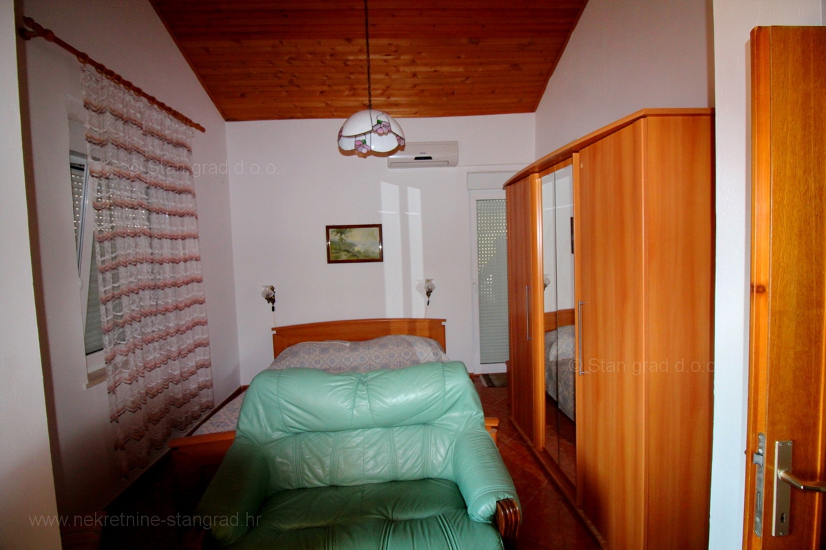 Crikvenica, samostojna hiša s 6 apartmaji v bližini centra in plaže