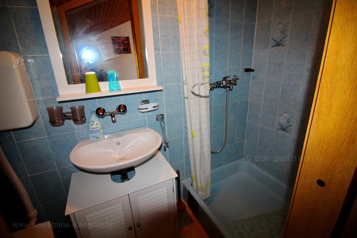 Crikvenica, samostojna hiša s 6 apartmaji v bližini centra in plaže
