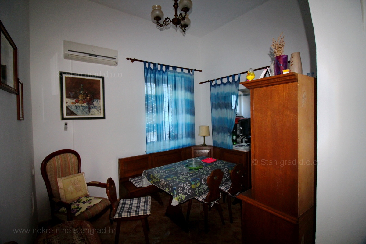 Crikvenica, samostojna hiša s 6 apartmaji v bližini centra in plaže
