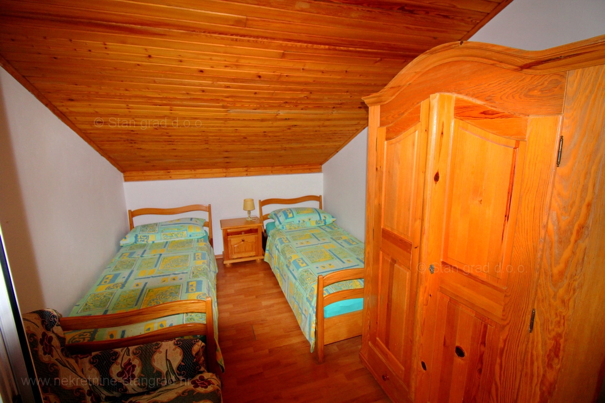 Crikvenica, samostojna hiša s 6 apartmaji v bližini centra in plaže