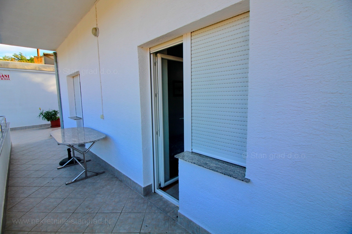Crikvenica, samostojna hiša s 6 apartmaji v bližini centra in plaže