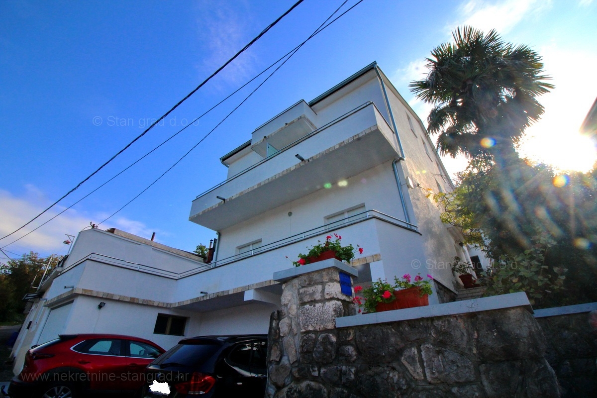 Crikvenica, samostojna hiša s 6 apartmaji v bližini centra in plaže