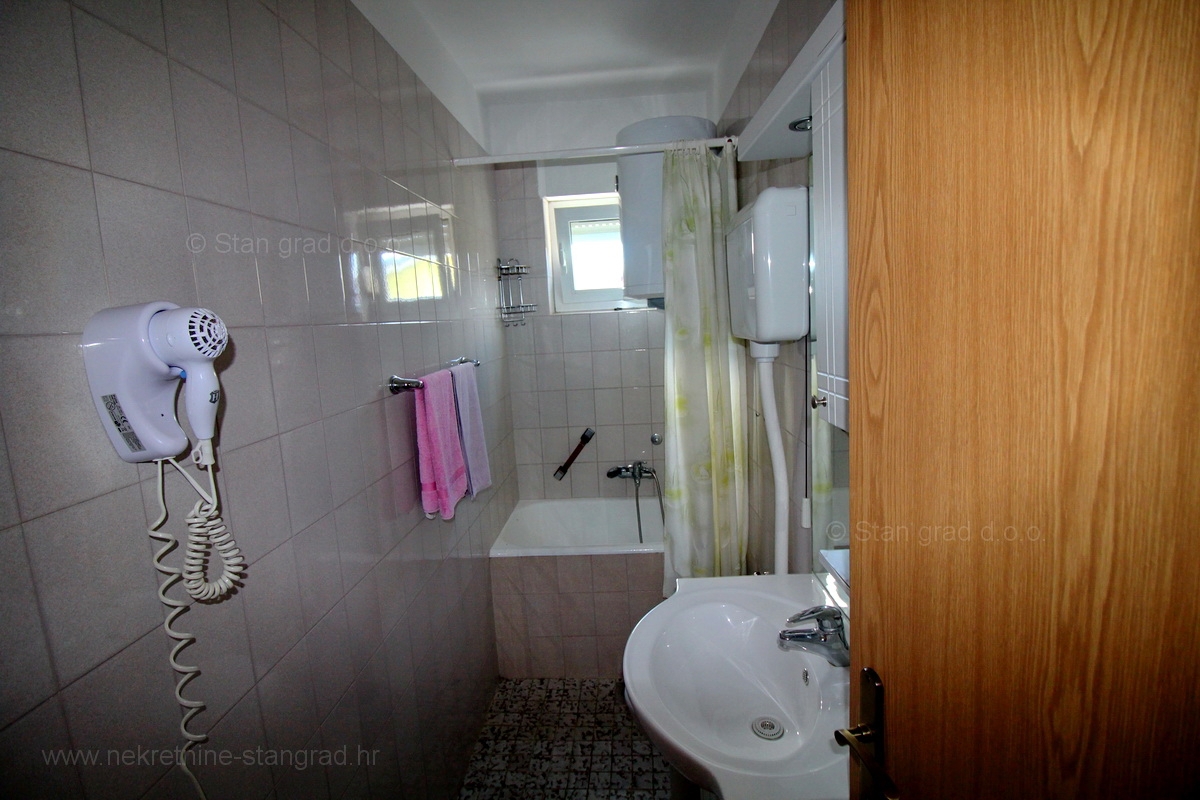 Crikvenica, samostojna hiša s 6 apartmaji v bližini centra in plaže