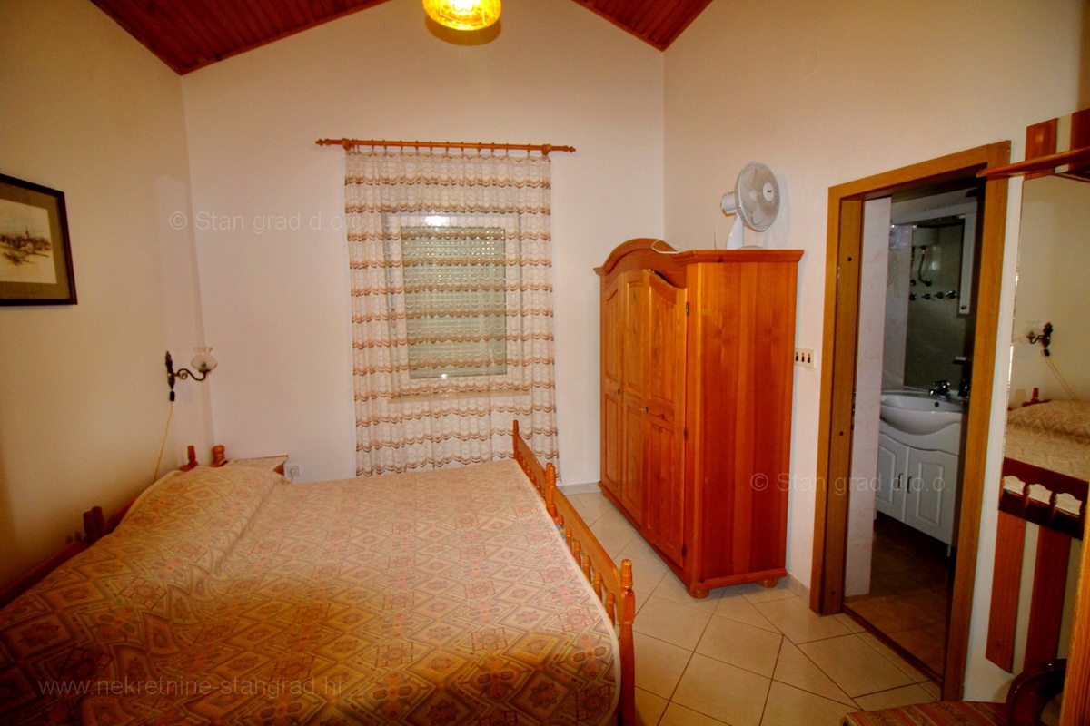 Crikvenica, samostojna hiša s 6 apartmaji v bližini centra in plaže
