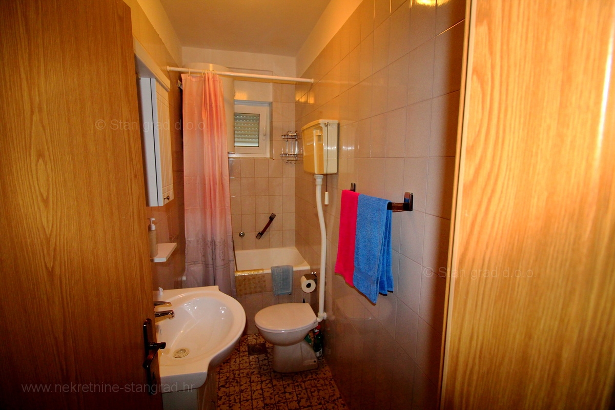 Crikvenica, samostojna hiša s 6 apartmaji v bližini centra in plaže