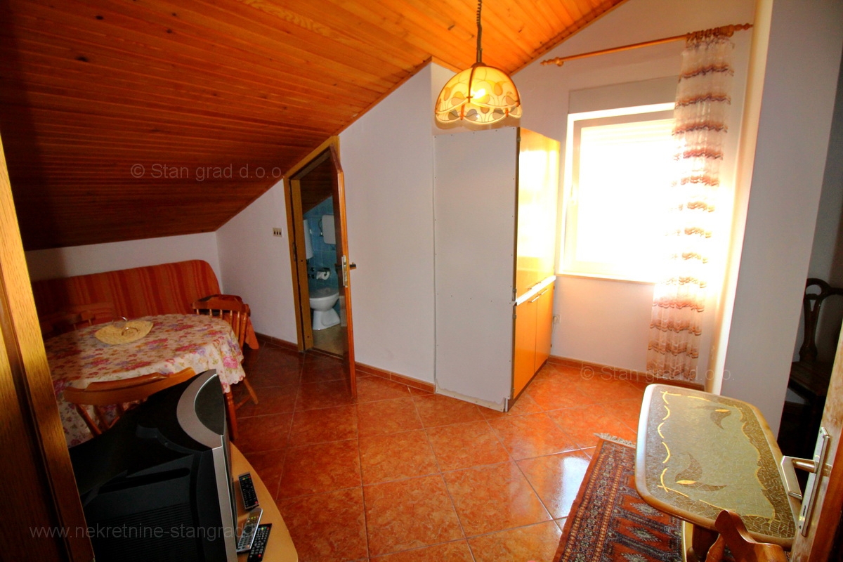 Crikvenica, samostojna hiša s 6 apartmaji v bližini centra in plaže
