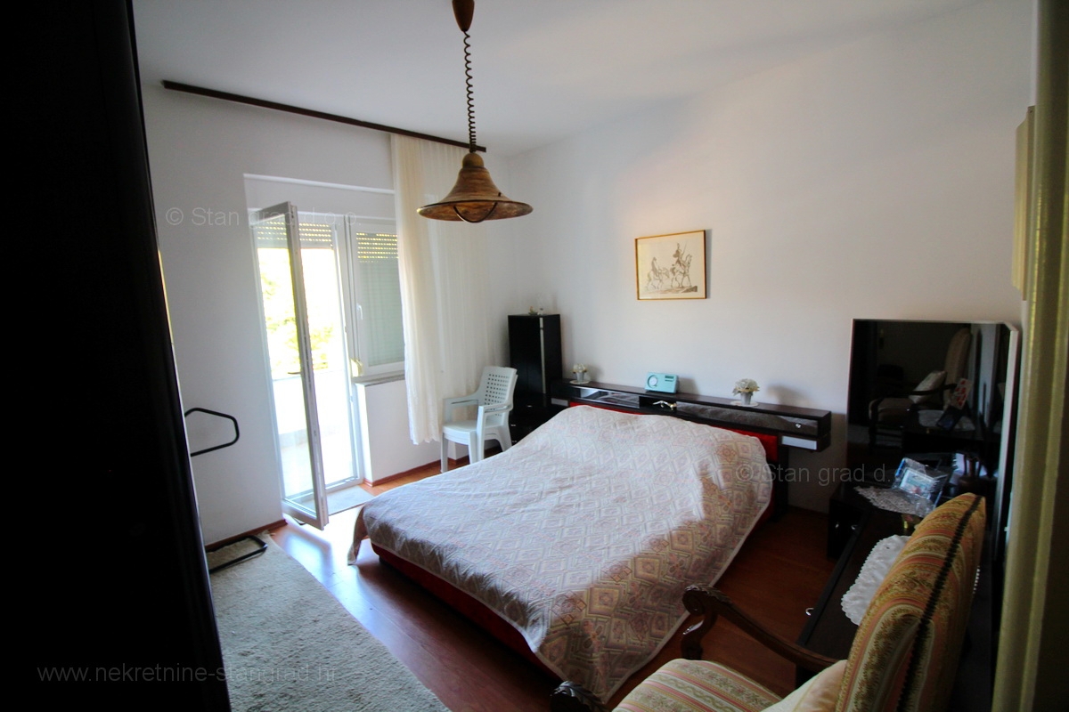 Crikvenica, samostojna hiša s 6 apartmaji v bližini centra in plaže