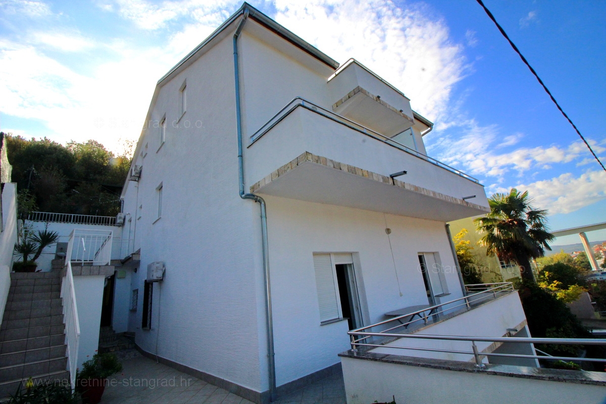 Crikvenica, samostojna hiša s 6 apartmaji v bližini centra in plaže