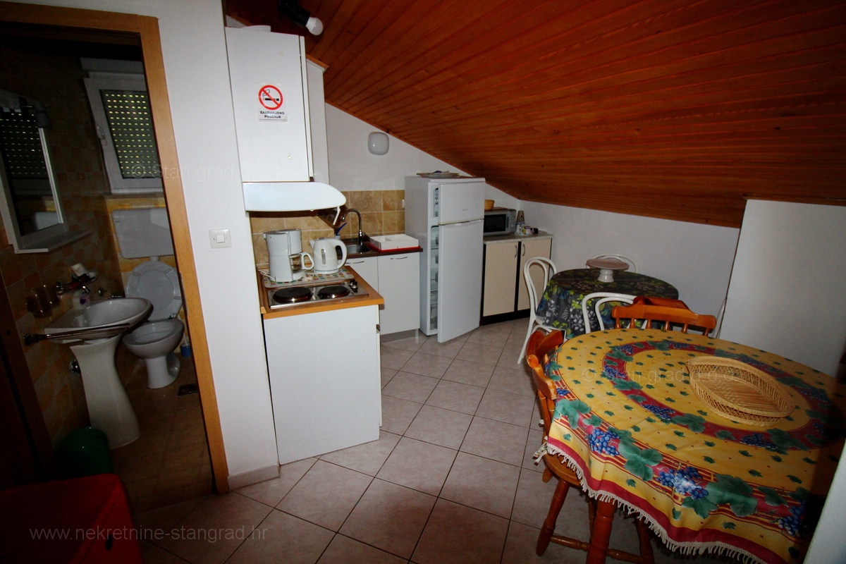 Crikvenica, samostojna hiša s 6 apartmaji v bližini centra in plaže