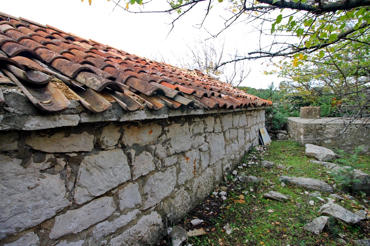 Dobrinj, okolica, prodamo staro kamnito hišo