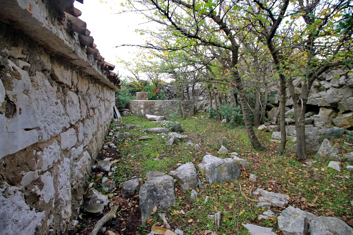 Dobrinj, okolica, prodamo staro kamnito hišo