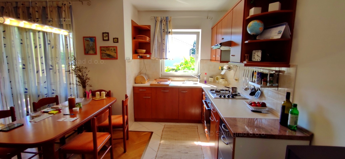 Malinska, apartma v pritličju z vrtom blizu morja!