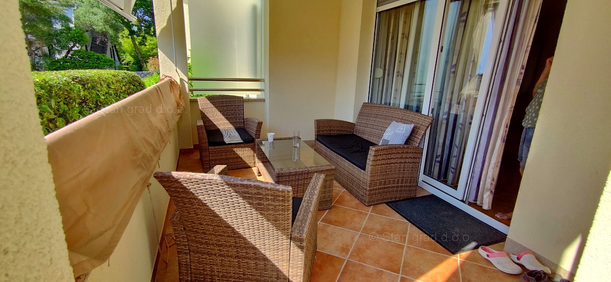 Malinska, apartma v pritličju z vrtom blizu morja!