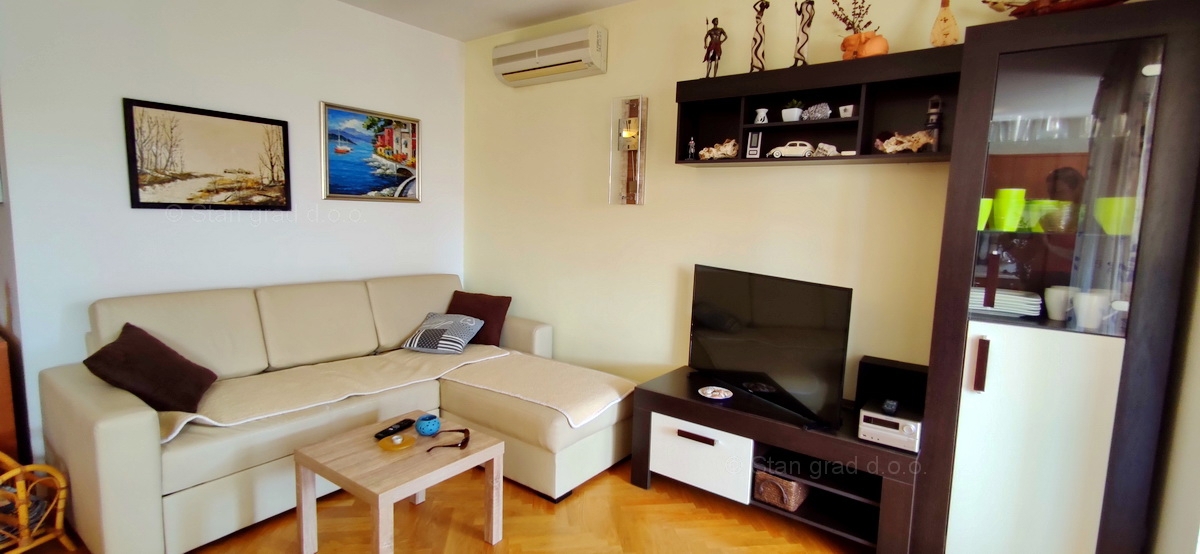 Malinska, apartma v pritličju z vrtom blizu morja!
