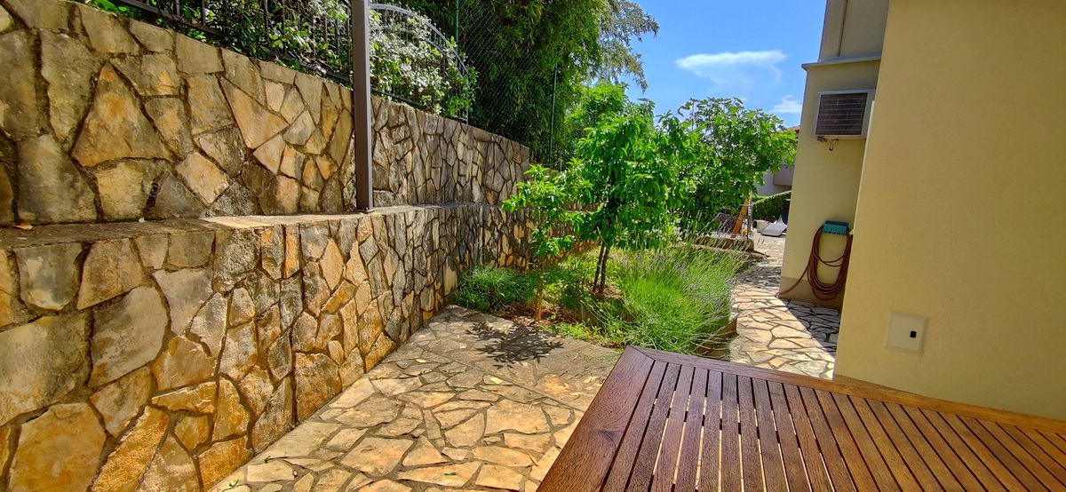 Malinska, apartma v pritličju z vrtom blizu morja!