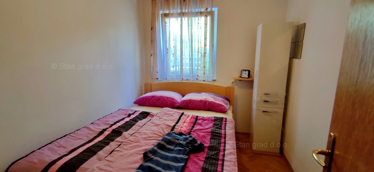 Malinska, apartma v pritličju z vrtom blizu morja!