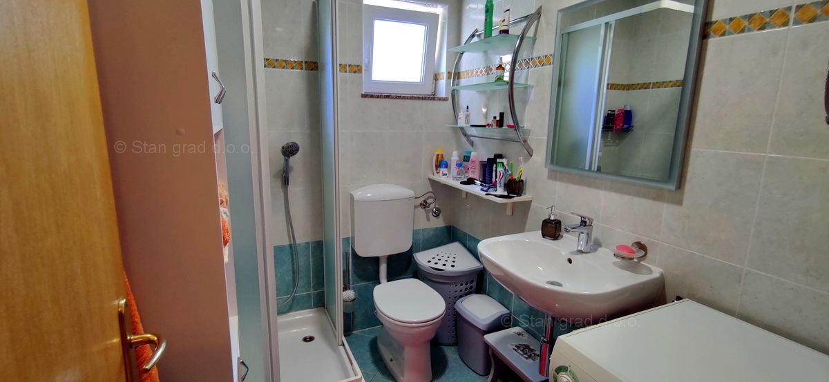 Malinska, apartma v pritličju z vrtom blizu morja!